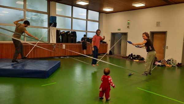 Slackline Training in der Turnhalle des Elisabeth-Gymnasiums